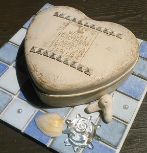 アンティークな小物入れ アンティークな小物入れ