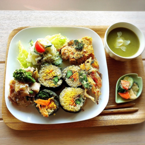 有機玄米と自然の調味料ですべて手作りしたお野菜たっぷりのランチと手作りスイーツ